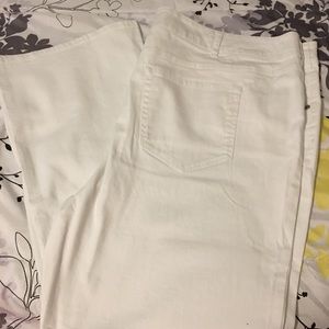 White denim jeans. Boot cut 👢